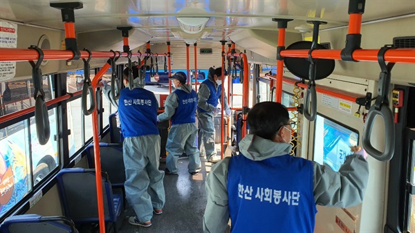 한전산업개발 태안사업처 발전노동자들이 태안시내버스에서 소독 봉사를 펼치고 있다.