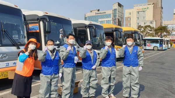 한전산업개발 태안사업처 노,사가 4월 한달간 8회에 걸처 태안공용버스터미널에서 소독 봉사를 펼쳤다.