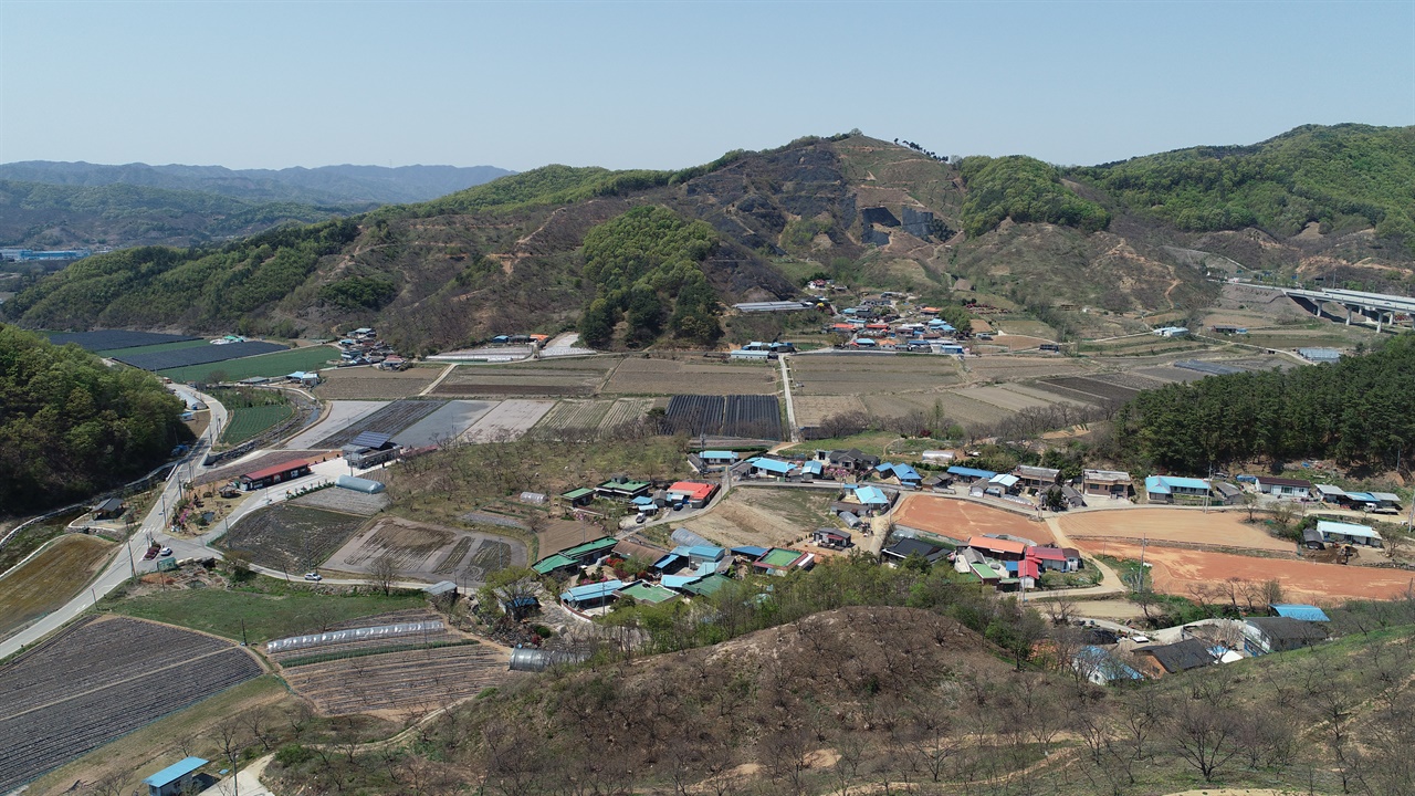 충남 공주시 정안면 어물리는 68가구가 살아가는 작은 산골 마을로 주민들은 밤 농사를 짓고 살아갑니다. 