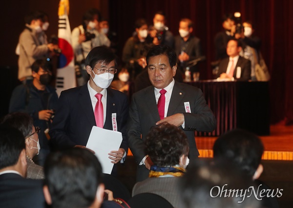  심재철 미래통합당 당대표 권한대행과 조경태 최고위원이 28일 오후 서울 여의도 63컨벤션센터에서 열린 전국위원회에 참석해 이야기를 나누고 있다.

