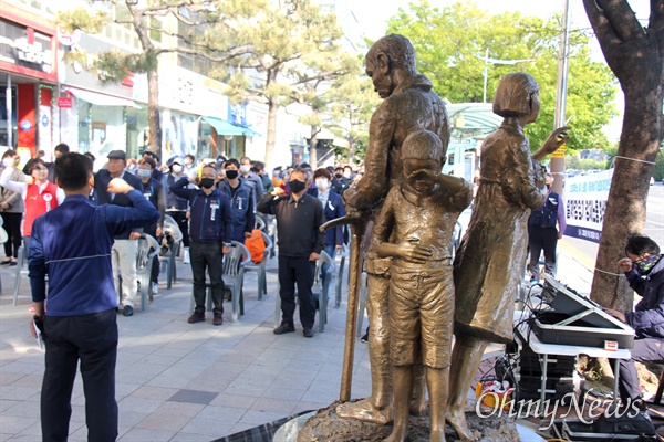 민주노총 경남본부는 4월 28일 오후 창원 강제징용노동자상 앞에서 "일제 강제징용 노동자상 건립 2주년 합동참배"를 했다.