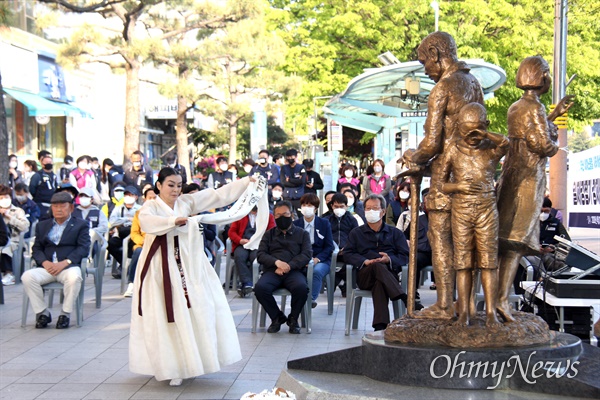 민주노총 경남본부는 4월 28일 오후 창원 강제징용노동자상 앞에서 "일제 강제징용 노동자상 건립 2주년 합동참배"를 했다.