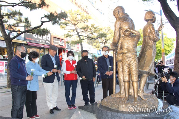 민주노총 경남본부는 4월 28일 오후 창원 강제징용노동자상 앞에서 "일제 강제징용 노동자상 건립 2주년 합동참배"를 했다.