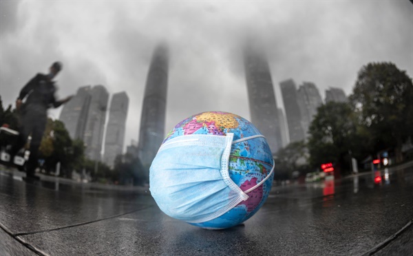 중국 광둥성 광저우 거리에 '지구의 날'인 22일 마스크가 씌워진 지구본이 놓여 있다. 
