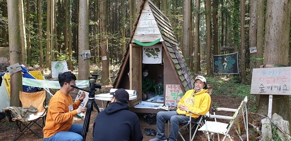 고길현 작가는 잘려나간 나무크루터기를 탄을 이용한여 프로타주 기법으로 만든 100여 점의 작품들을 참가자들에게 무료로 나누어 주었다.