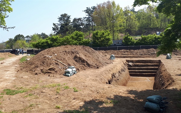 부여 화지산 유적(사적 제425호) 내 서쪽 구릉 일원에서 시굴조사가 진행되고 있다.