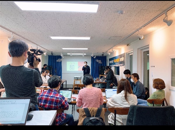  ‘방송현장 비정규직 무늬만 프리랜서 증언대회’ 현장의 모습. 이날 현장에는 고 이재학 PD 유족 대표 이대로씨와 사례발표자로 참석한 김성길 동아방송예술대학교 교수 그리고 방송계 증언은 김기영 독립 PD, 한혜원 MBC CG자막 프리랜서, 익명을 요구한 방송작가 최아무개씨와 드라마 스태프 이아무개씨가 참석했다.