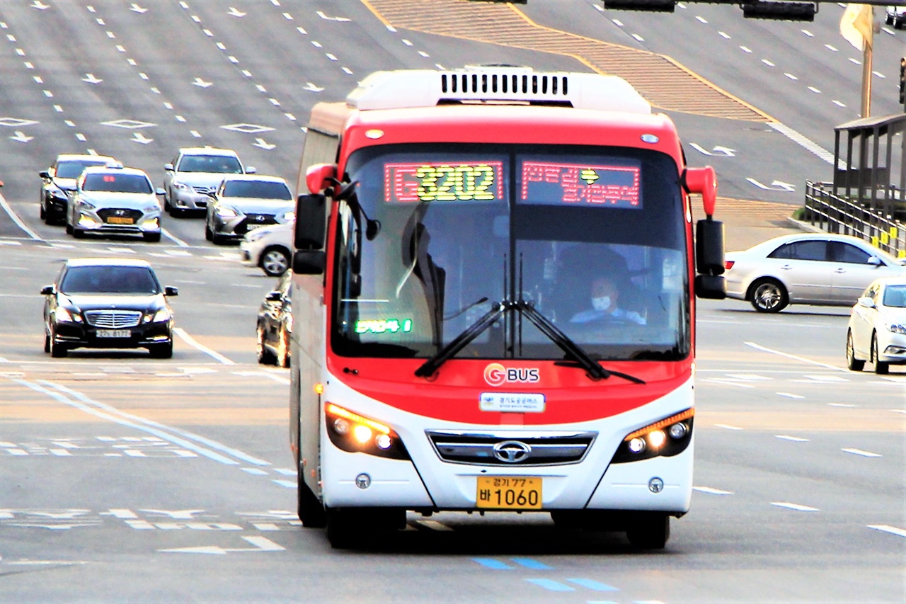 경기도 공공버스로 운행을 시작한 광주 태전지구 - 삼성역 간 G3202번의 모습.