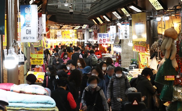 27일 오후 경기도 수원시 못골종합시장이 시민들로 붐비고 있다.