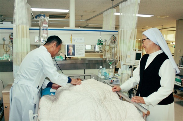 호스피스 병동에서 환자를 진료하는 강주원 의무원장과 병원장 김 아모스 수녀