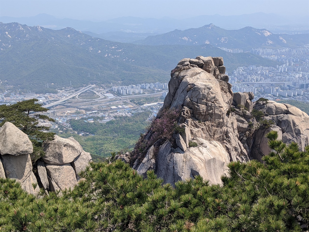 자운봉 신선대에서 바라본 자운봉. 도봉산의 최고봉이나 일반 등산객은 쳐다만 봐야 한다.