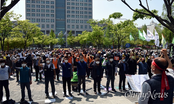  '제130주년 세계노동절'을 맞아 민주노총 대전지역본부는 1일 오전 대전 서구 둔산동 보라매공원 대전강제징용노동자상 앞에서 '해고금지! 총고용 보장! 사회안전망 전면 확대! 전태일법 쟁취! 비정규직 철폐! 2020 세계노동절 대전대회'를 개최했다. 