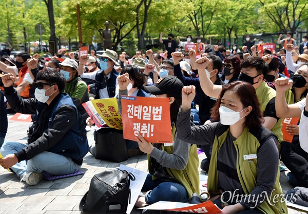 '제130주년 세계노동절'을 맞아 민주노총 대전지역본부는 1일 오전 대전 서구 둔산동 보라매공원 대전강제징용노동자상 앞에서 '해고금지! 총고용 보장! 사회안전망 전면 확대! 전태일법 쟁취! 비정규직 철폐! 2020 세계노동절 대전대회'를 개최했다.