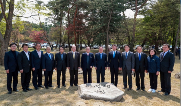  남양주시는 홍유능 앞 공간을 독립운동가 이석영 선생의 업적을 기리는 광장으로 조성했다.