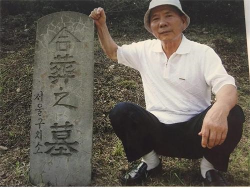 이수근은 아직도 270여명이 뒤엉킨 서울구치소 자리 합동묘지 안에 묻혀있다. 묘비 옆은 배경옥씨. 
 