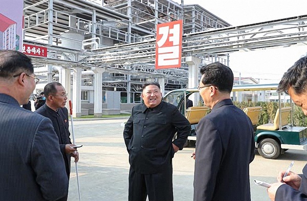 북한 김정은 국무위원장이 노동절(5·1절)이었던 지난 1일 순천인비료공장 준공식에 참석했다고 노동당 기관지 노동신문이 보도했다. 검은 인민복 차림의 김 위원장이 공장을 둘러보며 활짝 웃고 있다.