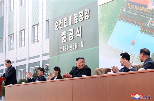 사망설에 휩싸였던 북한 김정은 국무위원장이 20일 만에 공개활동을 재개하며 건재함을 과시했다. 김 위원장이 노동절(5·1절)이었던 지난 1일 순천인비료공장 준공식에 참석했다고 조선중앙통신이 2일 보도했다.