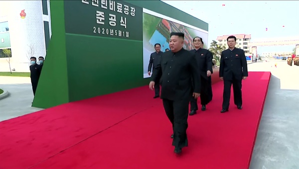 북한 김정은 국무위원장이 노동절(5·1절)이었던 지난 1일 순천인비료공장 준공식에 참석했다고 조선중앙TV가 2일 보도했다. 김 위원장이 레드카펫을 앞장서 걷고 간부들이 뒤따르고 있다.[조선중앙TV 화면 캡처]