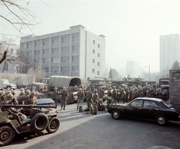 12. 12. 당시 중앙청 일대를 점거한 군인들.
