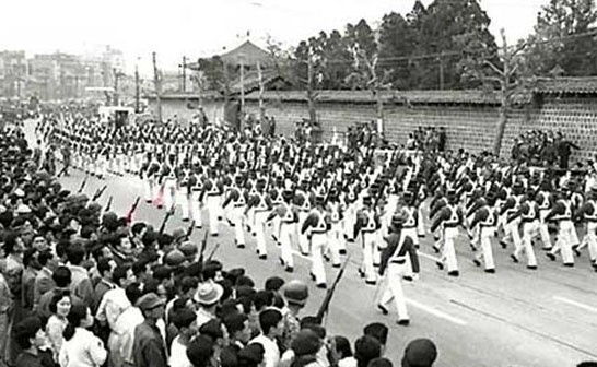육사생도들의 시가행진(1961. 5. 18).