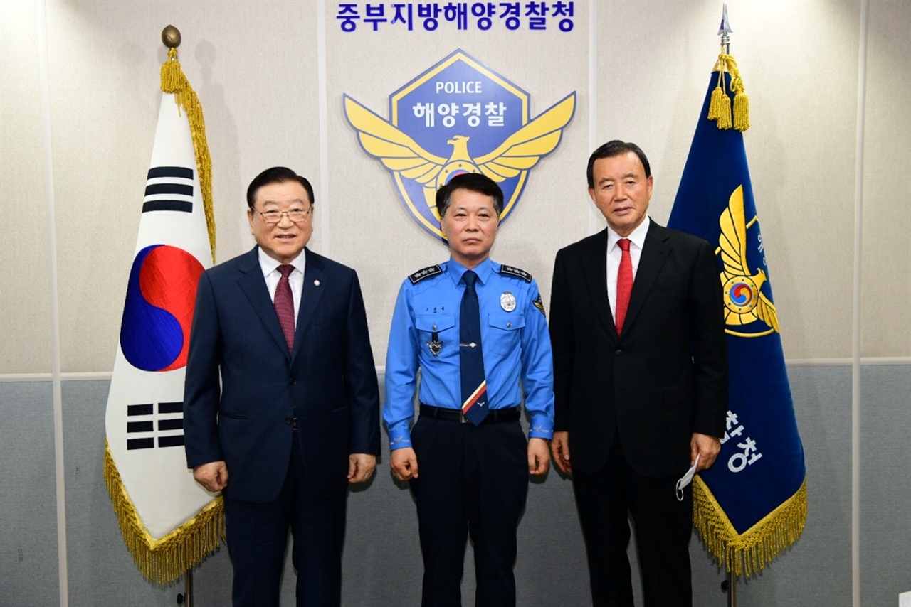 지난 1일 오윤용 청장을 방문한 김석환(사진 왼쪽) 군수와 홍문표(사진 오른쪽) 국회의원.