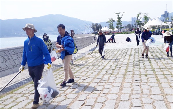  거제해양관광개발공사, 일운면 수변공원 봉사활동.