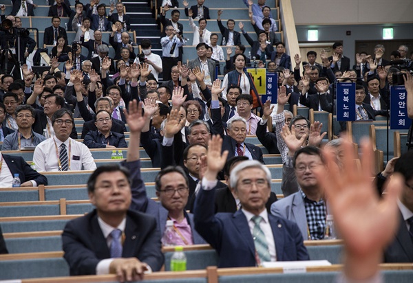 예장통합 교단은 2019년 9월 경북 포항 기쁨의교회에서 열린 104회 총회에서 명성교회 세습을 2021년 1월로 유예하는 수습안을 거수로 통과시켰다. 