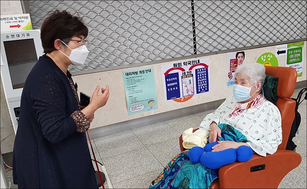 기자의 방문을 기쁘게 맞이해주신 오희옥 지사님과 이야기를 나누는 모습,서울중앙병원 1층 면회 로비 공간에서 거리를 두고 뵙고왔다.