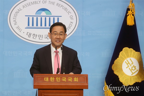 주호영 미래통합당 의원이 4일 오후 서울 여의도 국회 소통관에서 기자회견을 열어 원내대표 경선 출마를 선언했다.