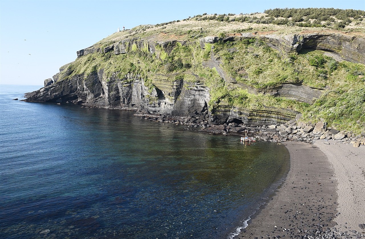 검멀래 해안  검은 모래로 이루어진 해안이라는 뜻이다. 화산암이 바닷물에 씻기고 깎여 모래가 되었다. 이 해안 끝에는 자연 동굴이 여럿 있다. 