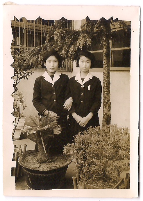 중학생 시절, 학교 교정에서 친구와 함께(오른쪽이 엄마)