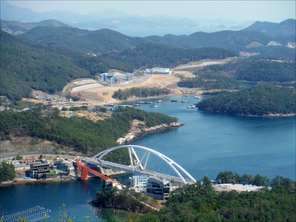     용두산(202.7m) 정상에서 내려다본 두 개의 저도연륙교. 흰색 다리가 2004년 12월에 개통된 새 저도연륙교이고, 붉은색은 '콰이강의 다리'로 불리는 옛 저도연륙교이다.