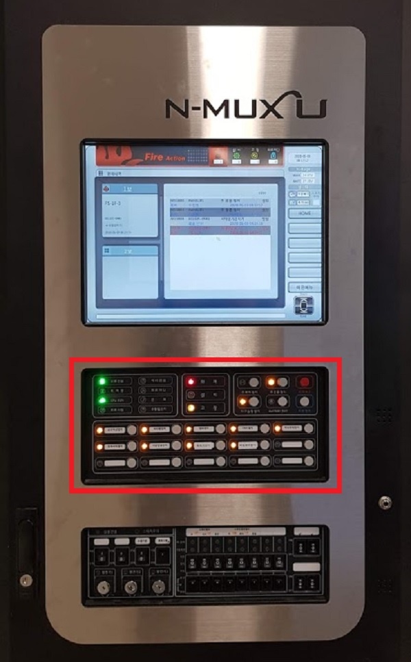  화재 수신반 중간 빨간 네모칸안에 오렌지색으로 점등된 버튼들이 주경종. 지구경종 등이 작동하지 않도록 차단해 놓은 것이다.  