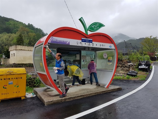  거창뚝딱이 봉사단의 봉사활동.