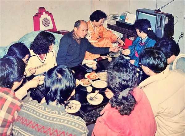  <슬픔을 자르고> 촬영 현장인 임수경 씨 집 안방에서 부모님과 식사하고 있는 촬영팀