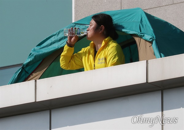 형제복지원 생존 피해자 최승우 씨가 과거사법 제정을 촉구하며 6일 오전 서울 여의도 국회 의원회관에서 이틀째 고공농성을 하고 있다.