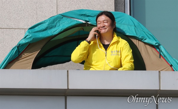 형제복지원 생존 피해자 최승우씨가 과거사법 제정을 촉구하며 지난 6일 오전 서울 여의도 국회 의원회관에서 이틀째 고공농성을 하고 있다.