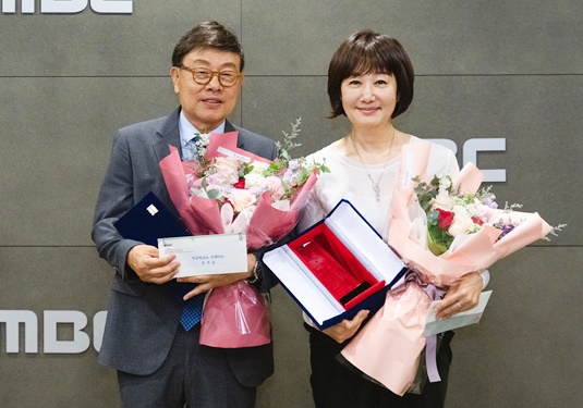 '강석, 김혜영의 싱글벙글쇼' 33년 대장정 마무리 MBC 표준FM <강석, 김혜영의 싱글벙글쇼>의 DJ 강석과 김혜영이 10일 일요일 마지막 생방송을 끝으로 30여년의 대장정을 마무리한다. 성대모사와 시사 풍자에 탁월한 능력을 보여주며 라디오 시사 콩트의 선구자로서 라디오 전성기와 함께했던 강석은 1984년부터, 김혜영은 1987년부터 함께 만 33년 동안 '싱글벙글쇼'를 진행하며 웃음으로 서민을 위로하고 응원했다. DJ 강석과 김혜영이 6일 서울 상암 MBC 본사에서 열린 <강석, 김혜영의 싱글벙글쇼> 감사패 수여식에 참석, 기념촬영을 하고 있다.