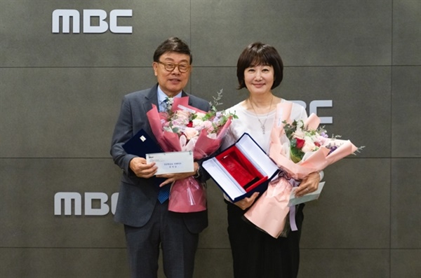  <싱글벙글쇼>의 DJ 강석(왼쪽), 김혜영 씨가 6일 상암 MBC 본사에서 열린 강석, 김혜영의 싱글벙글쇼' 감사패 수여식에 참석해 기념사진을 찍고 있다.
