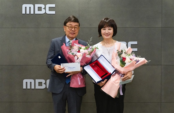  지난 6일 MBC로 부터 감사패를 받은 '싱글벙글쇼' DJ 강석, 김혜영