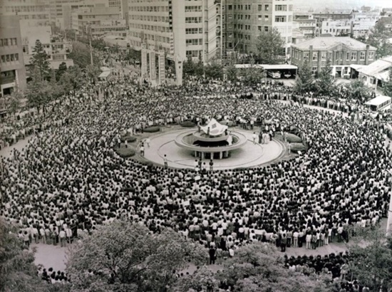 광주민주화운동 당시 전남 도청 앞 분수대에서 열린 시민궐기대회(1980. 5.)