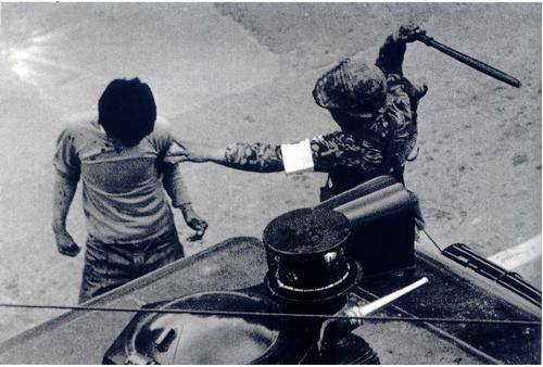 광주민화운동 당시 계엄군의 시민 구타 장면(1980. 5.)