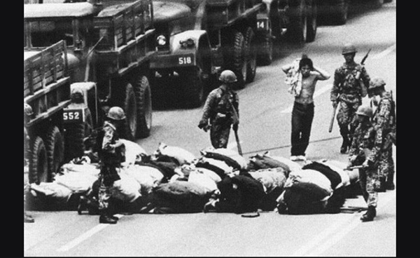 광주민화운동 당시 시위대 시민들이 계엄군에게 연행되고 있다(1980. 5.)