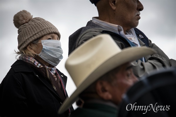 지난 3월 20일 멕시코 띠후아나의 여행자들이 미국 국경을 건너가기 위해 기다리고 있다. 이날 트럼프 대통령은 코로나 바이러스 확산으로 인한 미국-멕시코 국경 폐쇄를 발표했다. 