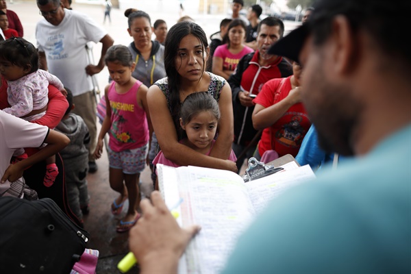 지난 2018년 7월 26일 멕시코 출신의 한 여성이 딸과 함께 미국으로 건너가는 난민 신청 절차를 밟기 위해 명단에 이름을 올리고 있다. 