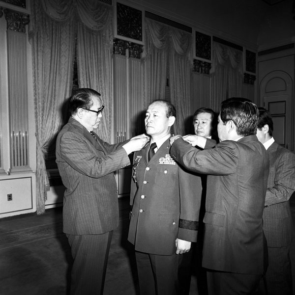 최규하 대통령이 전두환 어깨에 대장 계급장을 달아주고 있다(1980. 7.). 
