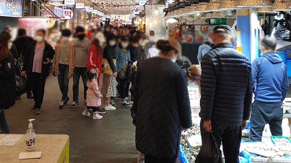 재난지원금을 쓰고자 찾은 한 재래시장. 젊은 세대들이 눈에 띄게 많이 늘었다. 