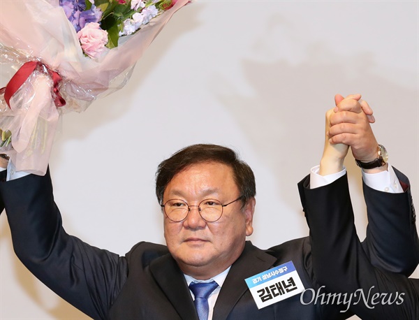 제21대 국회 더불어민주당 제1기 원내대표로 선출된 김태년 의원이 7일 오후 서울 여의도 국회 의원회관에서 열린 당선인 총회에서 꽃다발을 받아들고 인사하고 있다.