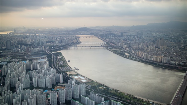  서울의 이 많은 집 중에 왜 내가 살 곳은 없는 걸까.