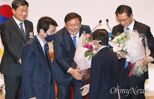 제21대 국회 더불어민주당 제1기 원내대표로 선출된 김태년 의원이 7일 오후 서울 여의도 국회 의원회관에서 열린 당선인 총회에서 이해찬 대표와 이인영 원내대표의 축하 인사를 받고 있다.